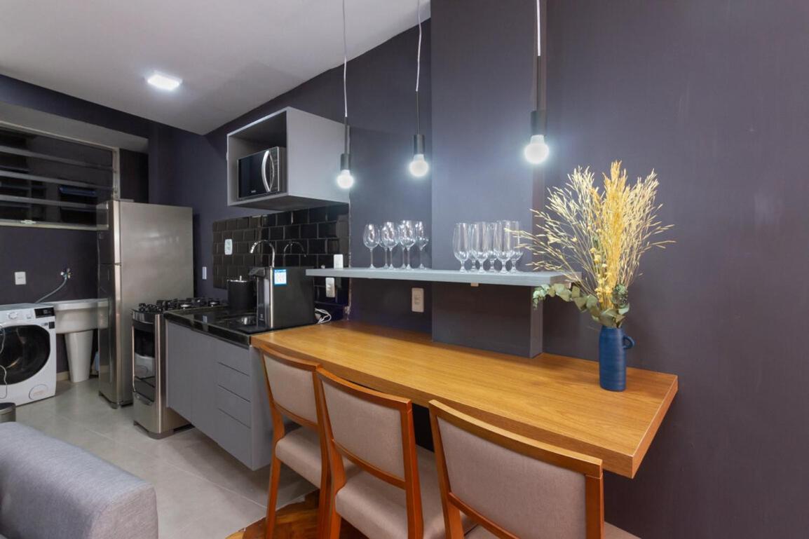 Apartamento Avenida Bartolomeu Mitre, 621 - Leblon - Lb007 *