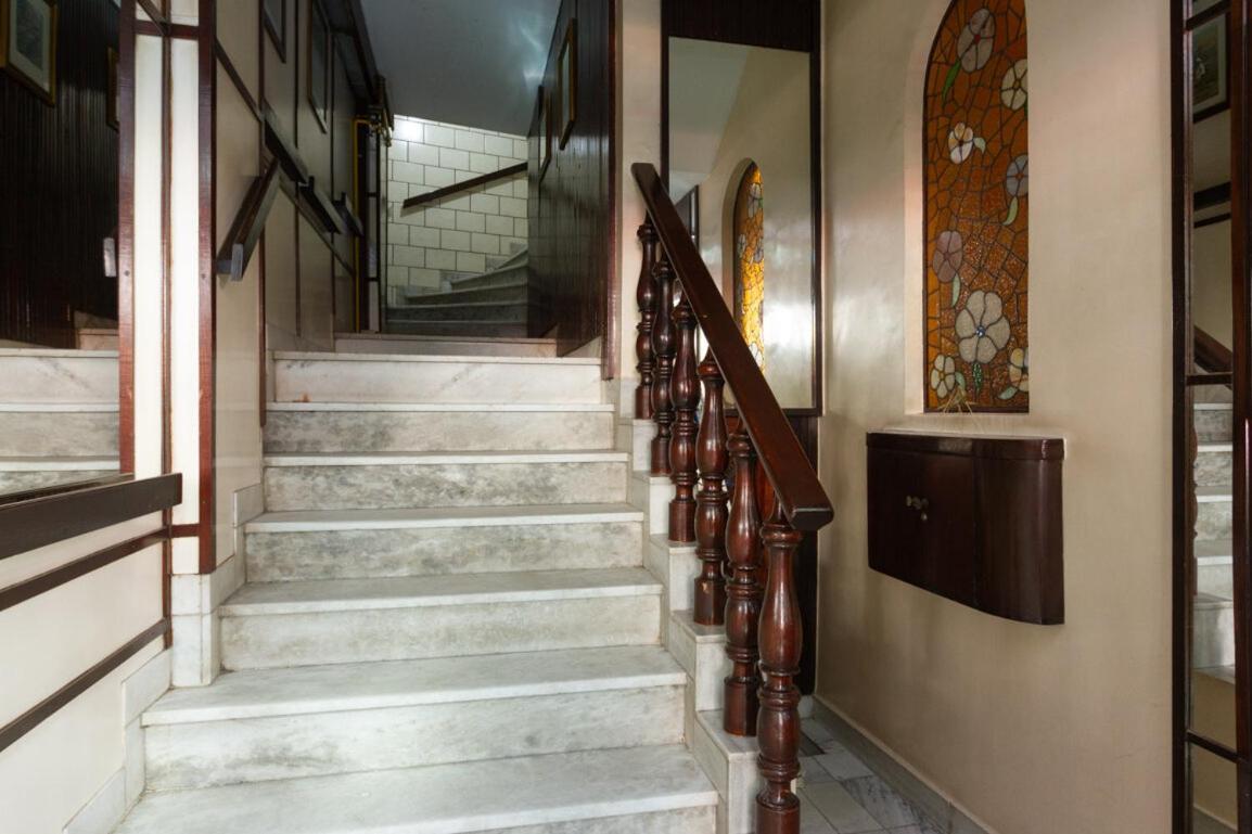 Apartamento Avenida Bartolomeu Mitre, 621 - Leblon - Lb007 *